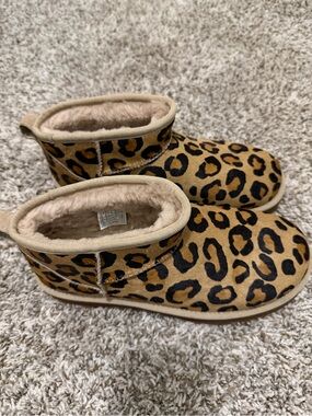 UGG classic Leopard-Print Cozy Ankle Booties - Tan/Black brand new